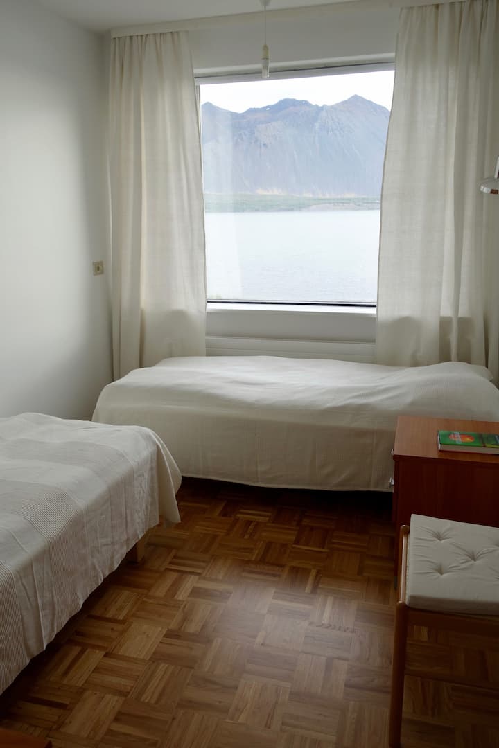 Spálňa 2 s dvoma samostatnými lôžkami a dobrými skriňami. Plus úžasný výhľad na more.