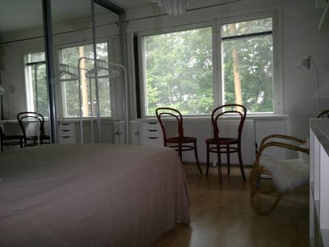 Viihtyisä ja tilava huone, metroyhteys keskustaan.