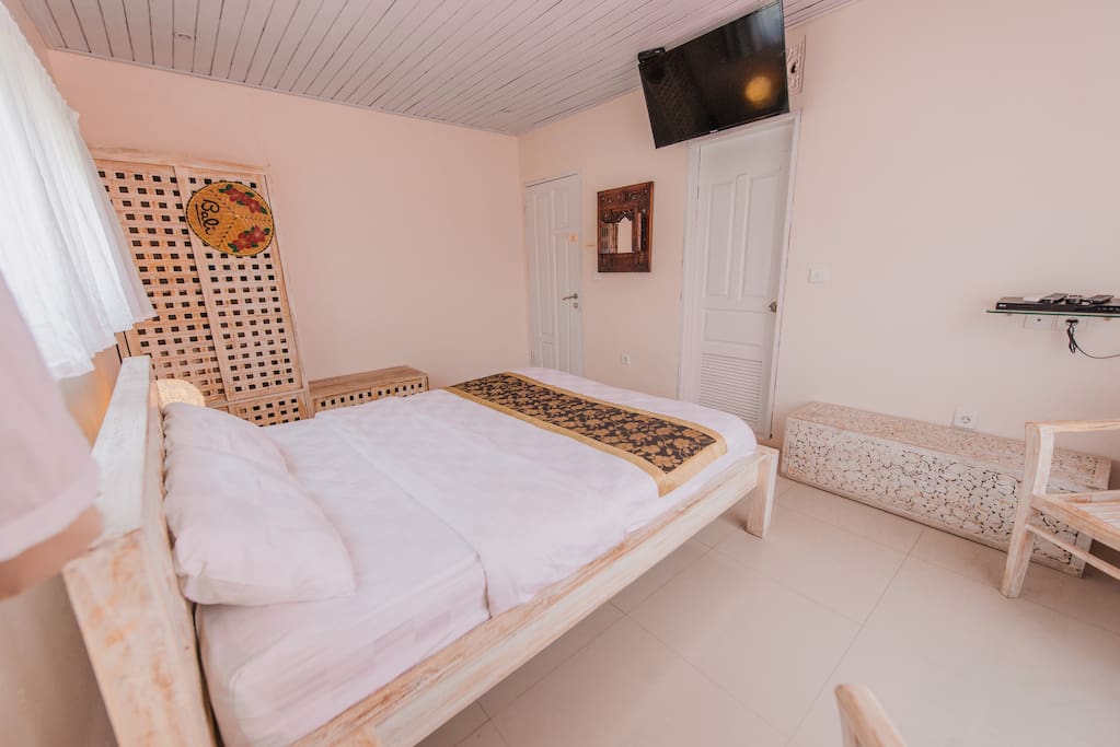 bedroom with private bathroom, cable TV, DVD player, wifi internet, hot water.