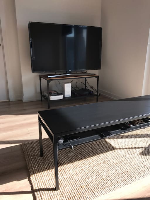Living Room w/55' UHD TV