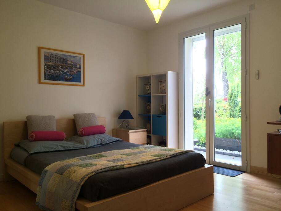 La chambre Marine avec son accès sur le jardin.