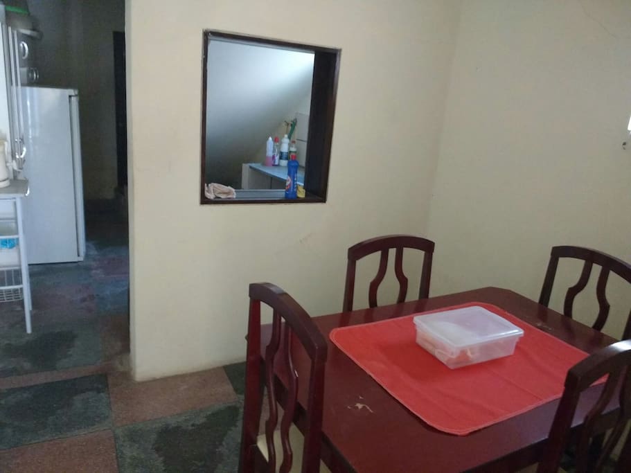 vista sala de jantar e cozinha