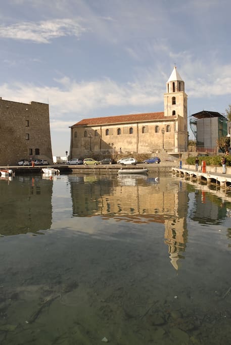Porto Acciaroli:Torre Angioina e Chiesa (XI secolo).