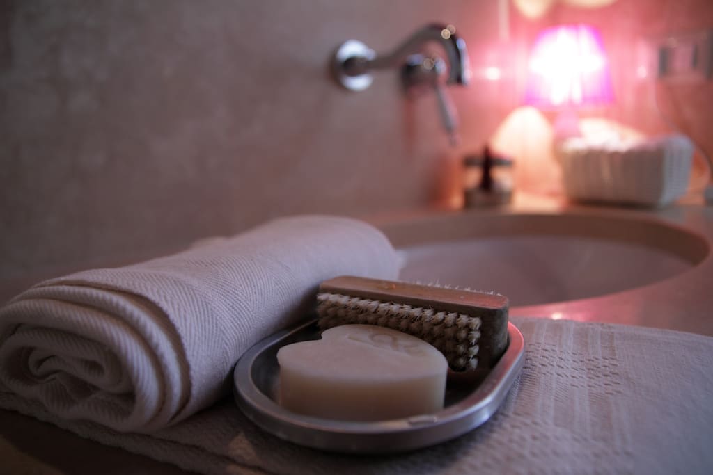 un particolare del bagno della camera salvia