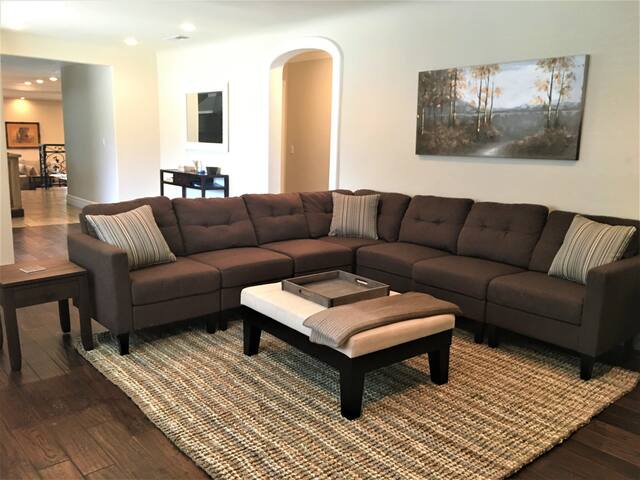 Spacious Luxury Home in Sherman Oaks gallery image 3