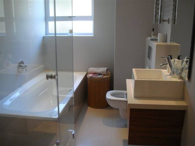 Newly renovated apartment in Sea Point gallery image 4