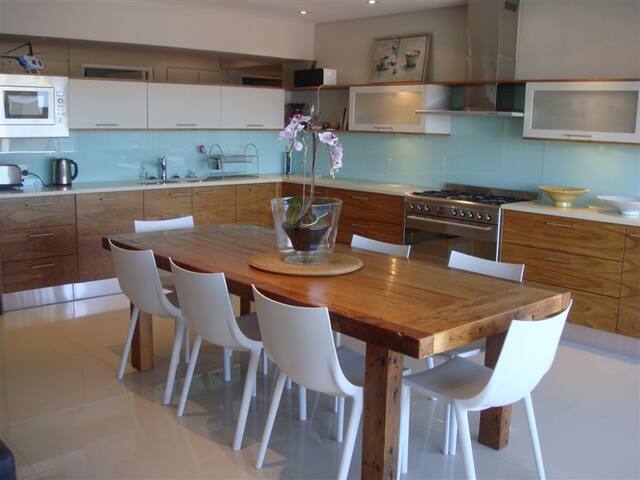 Newly renovated apartment in Sea Point gallery image 5