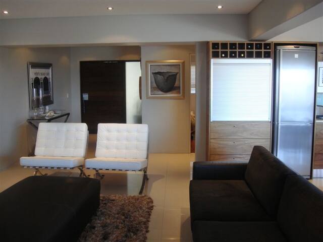 Newly renovated apartment in Sea Point gallery image 2