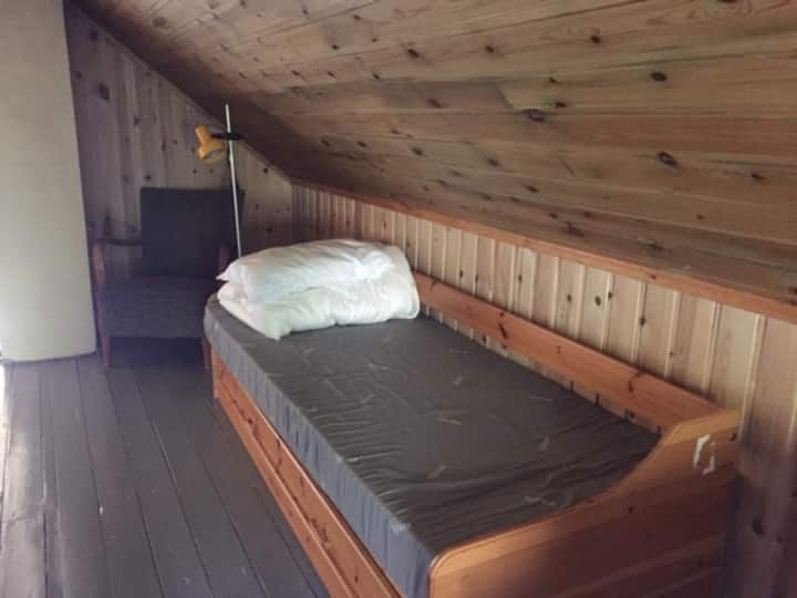 поткровје со 3 кревета ( скала до поткровје од дневната соба