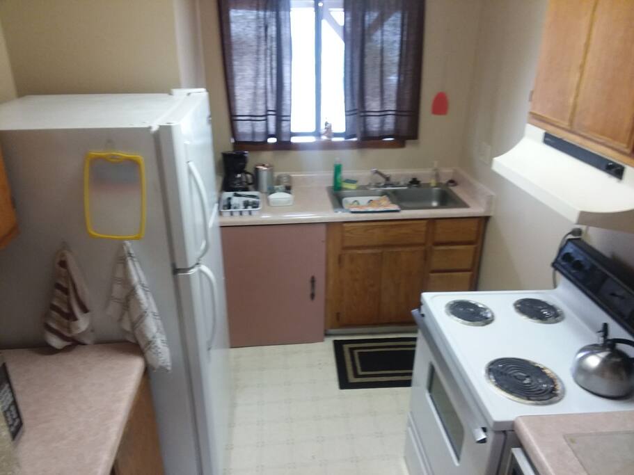 full kitchen - no dishwasher machine