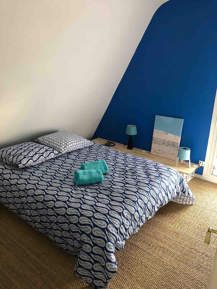 slaapkamer 6: boven in het "Maison de Lilly" gebied, 1 tweepersoonsbed, kleedkamer