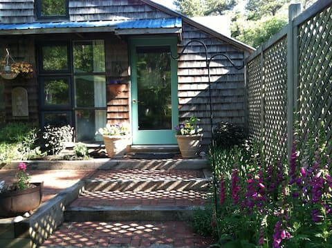 1 Bdrm Cottage near Ocean, Bay, Ponds, Village Ctr