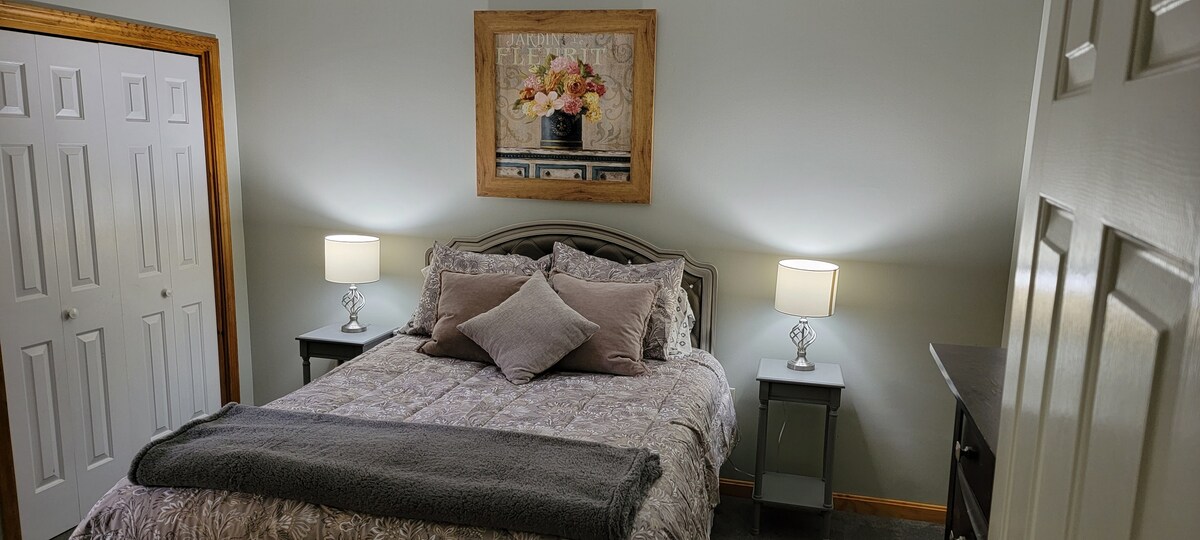 Спалня на първия етаж с директен достъп до баня и тоалетна