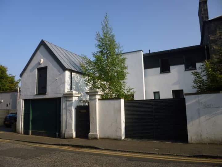 Charming Renovated 19th-century Coach House