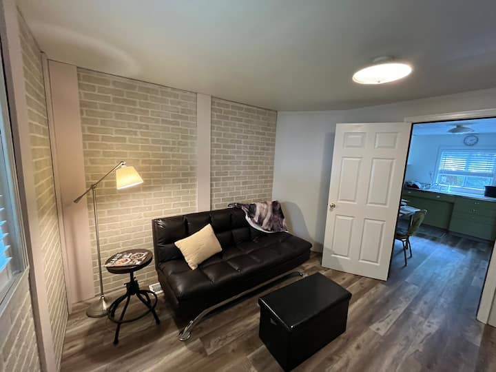 Chumba cha kulala cha tatu mara mbili kama maktaba /utafiti. Imeongezwa futon ! Bofya sehemu ya nyuma / Mei inahitaji watu wawili/na inaweka tambarare kwa kitanda cha watu wawili.