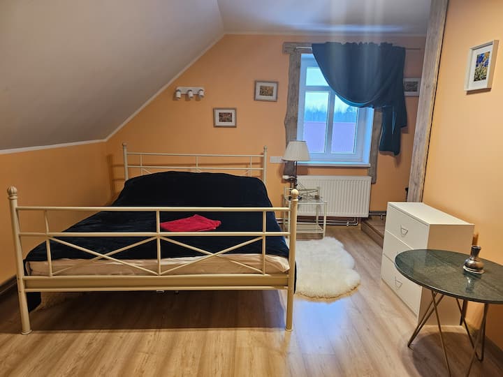 غرفة النوم الأولى في الطابق العلوي، بجوار المرحاض وغرفة الاستحمام