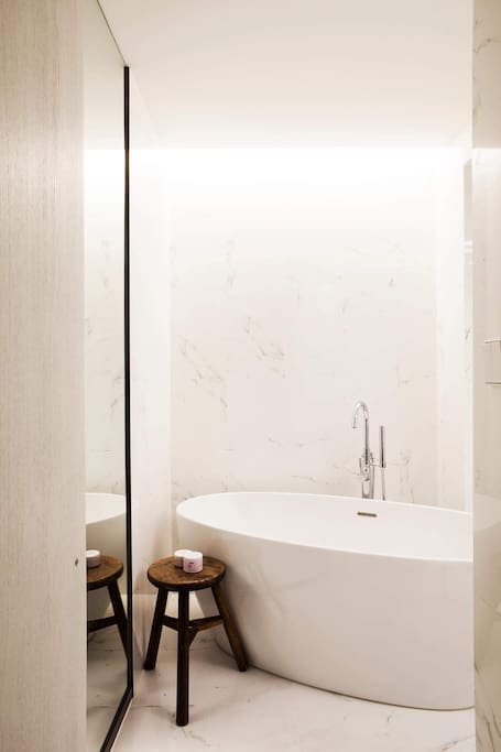Stand alone bathtub