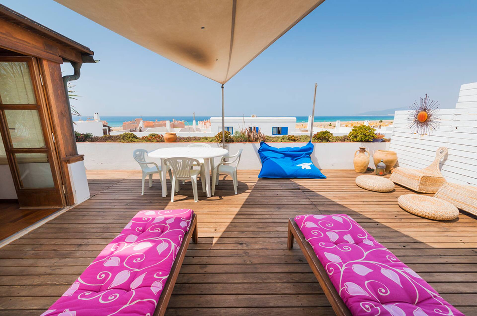 3 bedrooms, large terrace sea view, Wifi 600mb