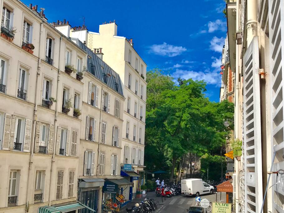 Notre vue du salon sur les jardins du Sacré Coeur juste à côté !