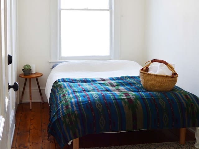 Guesthouse in the heart of uptown Kingston, B3