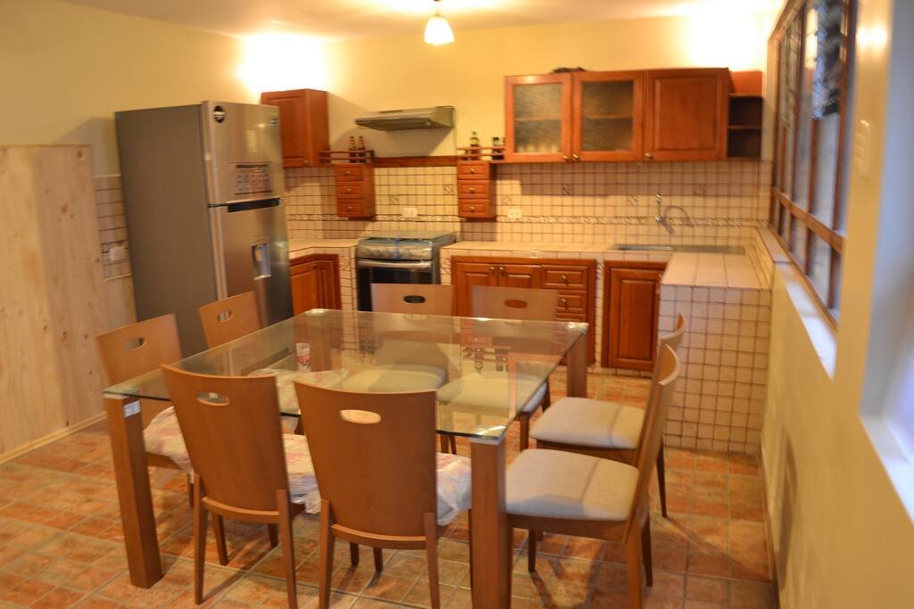 Esta en la cocina, es un espacio bastante amplio e iluminado con todos los servicios basicos y facilidades para preparar su propia comida si lo desea, cuenta con un baño en la parte trasera