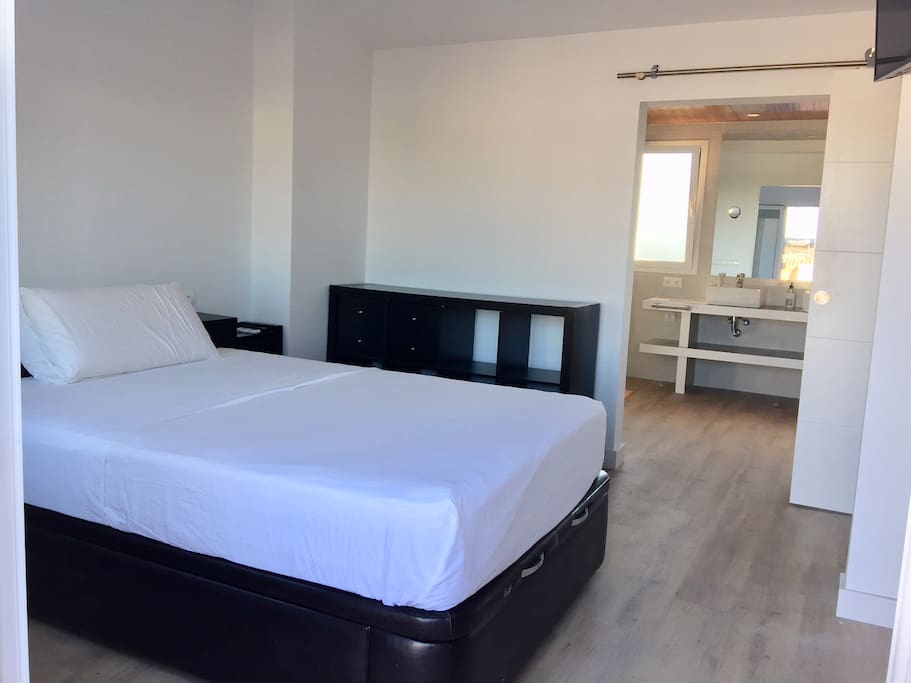 Habitación doble con baño privado, vestidor y terraza (Atico)