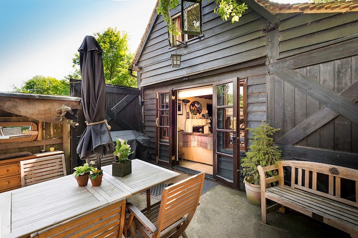 White Cottage Annexe with riverside garden hot tub