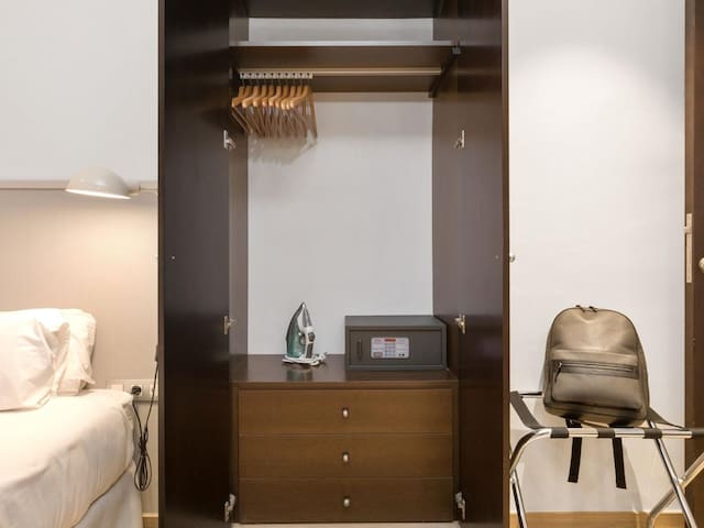 2 bedroom 2 bathroom apartment in Barcelona center gallery image 3