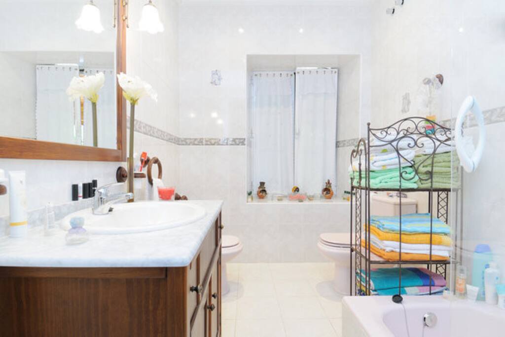 En la planta baja hay un segundo baño con bañera y ducha a disposición de los huéspedes.