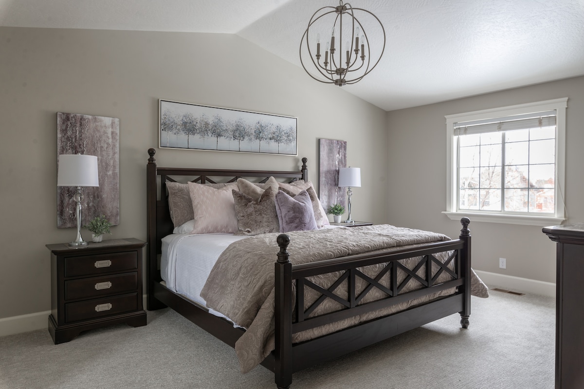 Მთავარი საძინებელი 193 × 203 სმ ზომის საწოლი