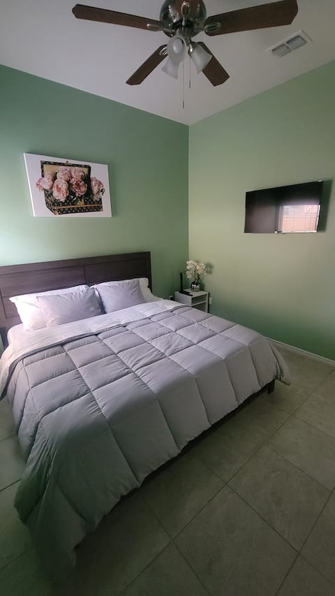 New Spacious 2 bedroom 
Near Zoo-5 min walk