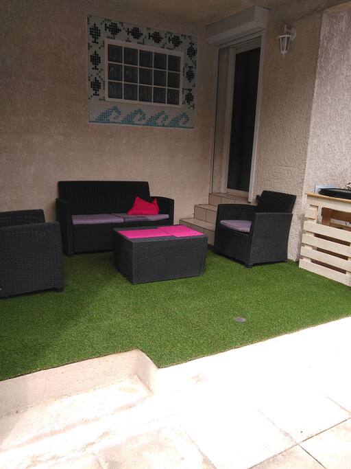 Terrasse couverte indépendante devant la piscine