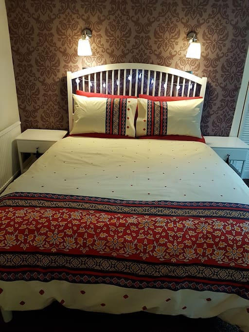 Bedroom, kingsize bed.