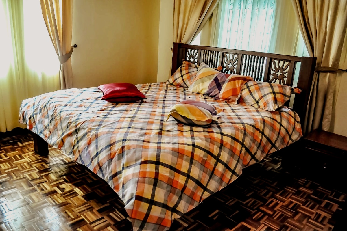 Kitanda cha ukubwa wa 6 kwa 6 kilicho na bafu lake mwenyewe, starehe na hisia za nyumbani.