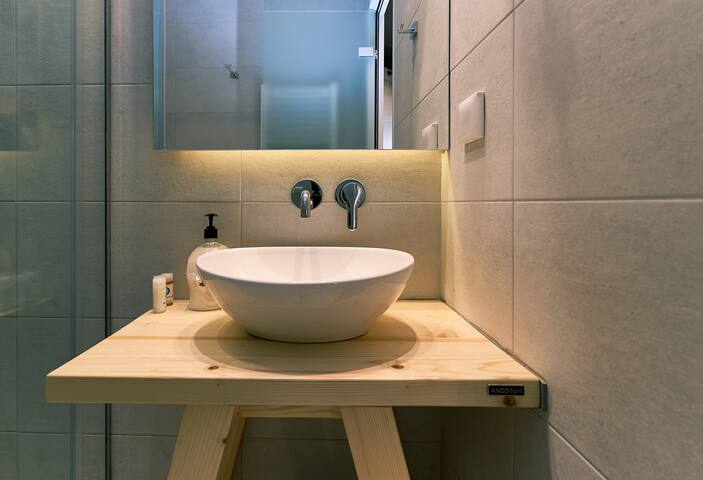 Spacious 4-Bedroom Athens Residence near Acropolis gallery image 4