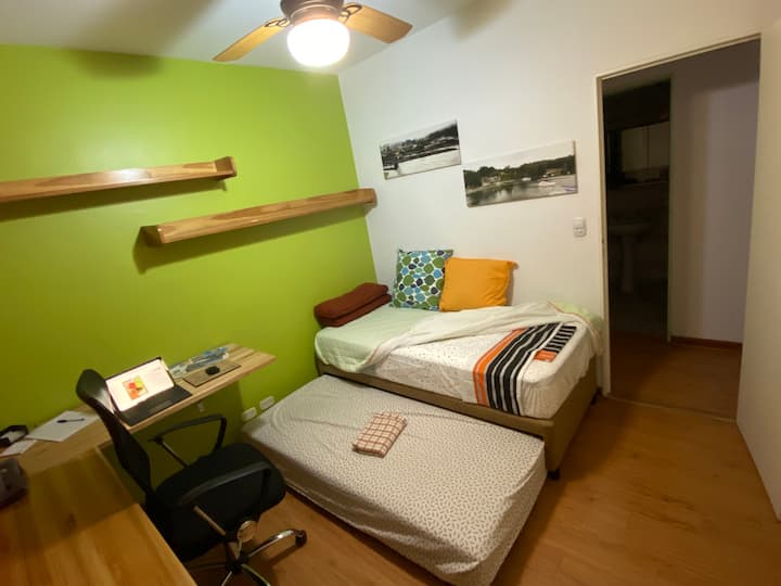 غرفة نوم ثانوية بسريرين ومكتب لأعمال الواي فاي