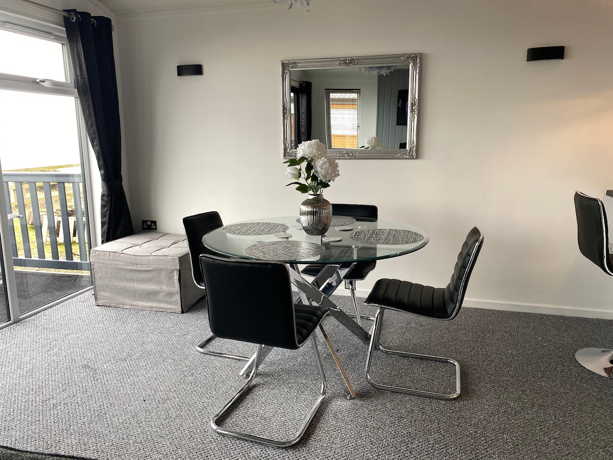 Top Airbnb: The View, frontline with beach access in Corton