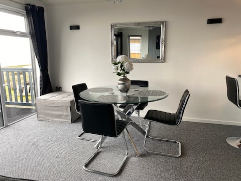 Top Airbnb: The View, frontline with beach access in Suffolk