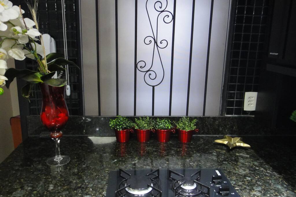 Cooktop e extensa bancada para a preparação de deliciosos petiscos ou jantares