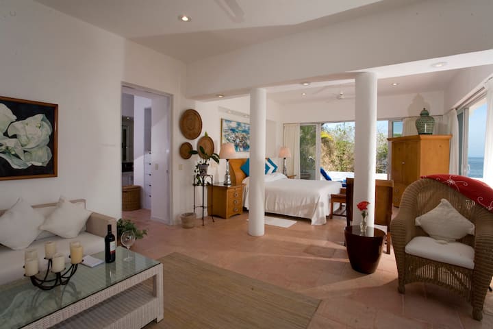 يتميز الجناح الرئيسي بمنطقة معيشة ضخمة وشرفة تلتف حول الغرفة للاستمتاع بالمشروب أو السمرة مع بعض الخصوصية.