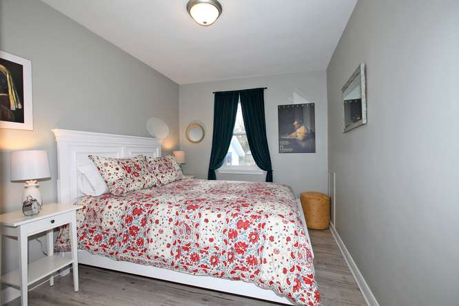 חדר שינה 2, מיטת קווין סייז