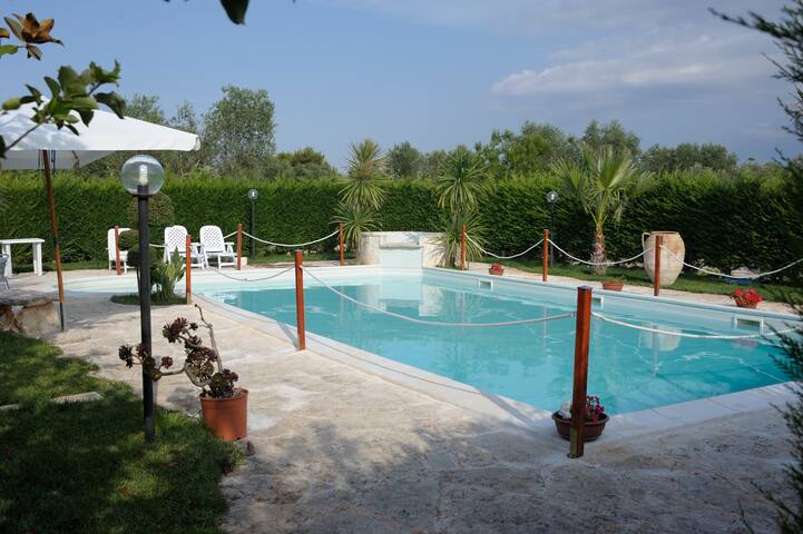 Trulli il Bouganville piscina privata e relax gallery image 4
