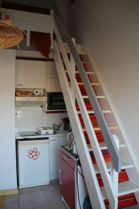 acces a la mezzanine et cuisinette