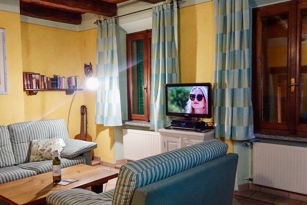 Wohnzimmer mit Farbe-TV