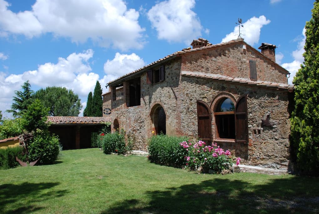 ancient-country-house-in-tuscany-houses-for-rent-in-montepulciano