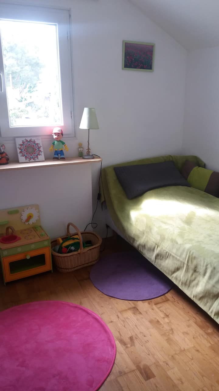 Chumba cha mtoto vitanda viwili vya mtu mmoja ghorofani