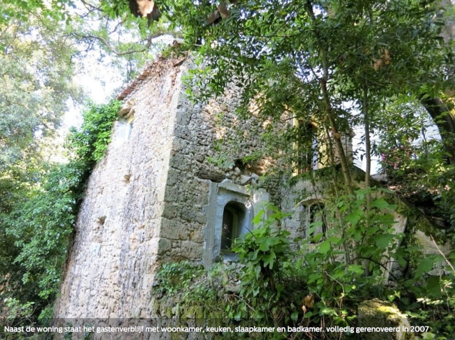 Het authentieke gastenhuis in natuursteen dateert uit 1830. Het bestaat uit 2 verdiepingen