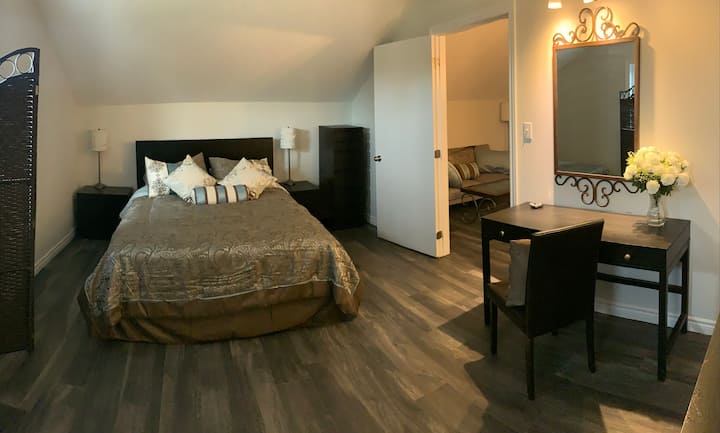 ห้องนอนหลักพร้อมฟูกนอนแน่นขนาดกลางที่สะดวกสบายมากบนเตียงควีนไซส์และโต๊ะแต่งหน้า มีเครื่องปรับอากาศเป็นของตัวเองคุณสามารถควบคุมอุณหภูมิได้