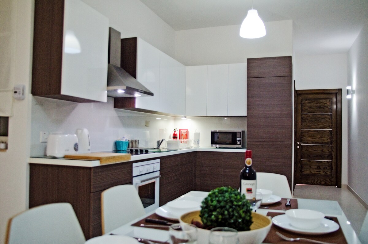 Qawra/Bugibba New, Modern and Centrally Located