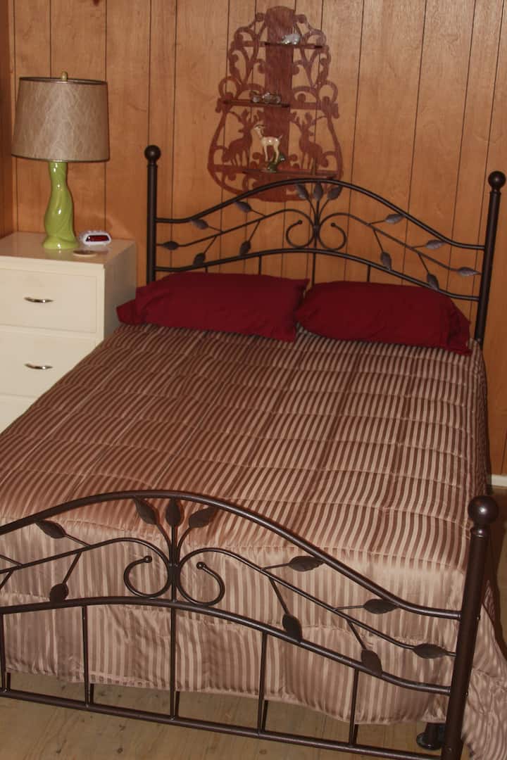 Всяка от двете спални разполага с легло в пълен размер.  Осигурени са спално бельо. Ново - април 2020 г. - Blackstone Elite 10 Gel Infused Memory Foam матрак 